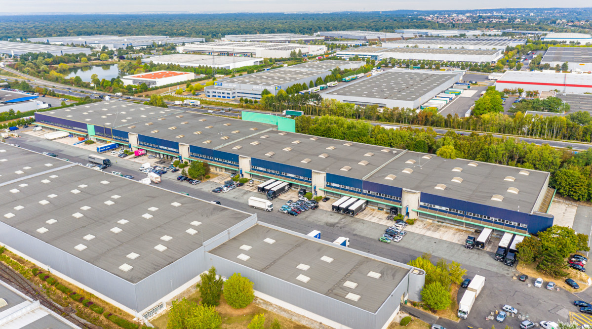 Warehouse  Combs-la-Ville 2 582 sqm