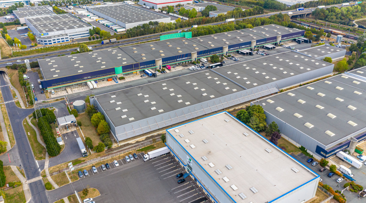 Warehouse  Combs-la-Ville 2 582 sqm